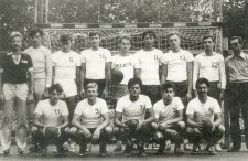 Beniaminek III ligi - rok 1984 Stoją od lewej: M. Parada - trener, S. Wójciak, T. Tataradziński, D. Wolak, P. Kaczmarski, D. Gajewski, S. Bogacki, M. Kotynia, J. Kozerawski - kierownik sekcji i drużyny; klęczą: Z. Płóciennik, S. Krejpowicz, W. Juszczak, A. Gmaj, S. Żegota