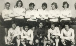 Stoją od lewej: Wiesław Nowak, Zbigniew Czekaj, Andrzej Rajski, Andrzej Grzejszczyk, Witold Jaskuła, Zdzisław Nowak; klęczą: Wiesław Nowicki, Adam Przybyła, Ryszard Nowicki, Włodzimierz Słotwiński, Damian Rebzda. Na boisku K.S. PILICA 12.10. 1975 r.