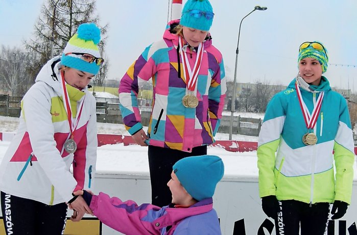 Dekoracja najlepszych młodziczek w Polsce. W środku Karolina Bosiek, od lewej Karolina Gąsecka, a z prawej Iga Kapruziak.