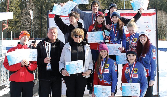 Tomaszowscy medaliści zakopańskich zawodów ze swoimi trenerami