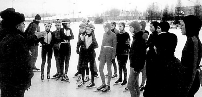 Lata 80. XX w. Młodzi łyżwiarze podczas treningu.