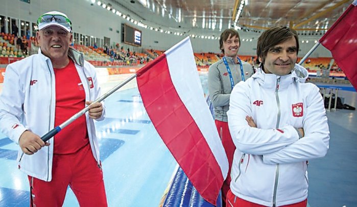 Wiesław Kmiecik nie mógł uwierzyć w swoje szczęście. Obok (po prawej) trener Witold Mazur, z tyłu fizjoterapeuta Arkadiusz Skoneczy (fot. www.olimpijski.pl).