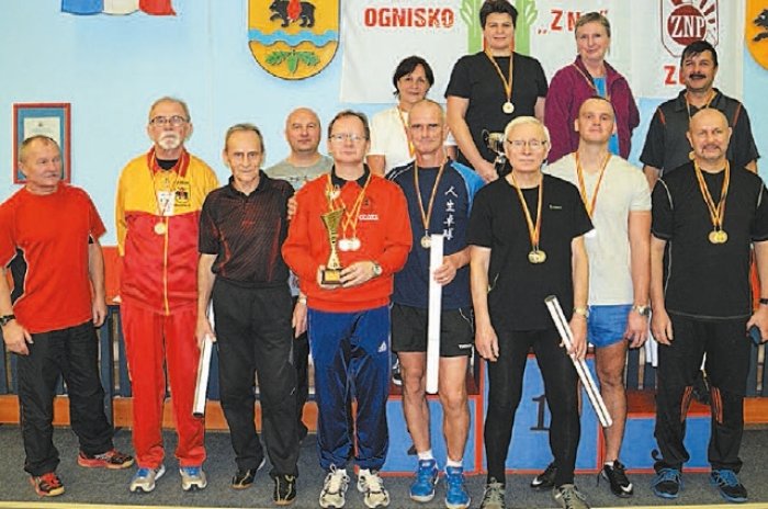 Uczestnicy kręglarskich zmagań nauczycieli po zakończonym turnieju