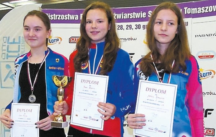 Najlepsze łyżwiarki w kategorii 13 lat. Zwyciężyła Daria Kopacz (w środku) przed Zofią Plutą (od lewej) i Natalią Krześlak
