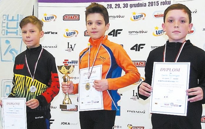 Najlepsi wśród jedenastolatków. Na podium stoją (od lewej): Szymon Wojtakowski, Kacper Abratkiewicz i Dawid Balczerczyk