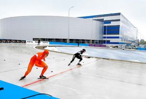 W Tomaszowie powstaje pierwsza w Polsce hala z torem łyżwiarskim. Pierwsze zawody już za tydzień 28-29.10.2017r., a lodu nie ma. Czy budowlańcom uda się wyprzedzić łyżwiarzy?