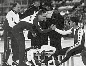 W hali w Hamar Polacy zawsze czuli się jak u siebie. Na zdjęciu Jaromir Radke i trener Wiesław Kmiecik przyjmują gratulacje<br />po zdobyciu medalu mistrzostw Europy w 1994 r.