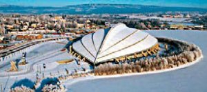 Tak wygląda hala w Inzell - w malowniczej dolinie, w Bawarii (foto. archdaily.com)