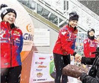 Tomaszowskie panczenistki na podium w Sanoku. Stoją (od lewej): Natalia Jabrzyk, Karolina Gąsecka i Olga Kaczmarek