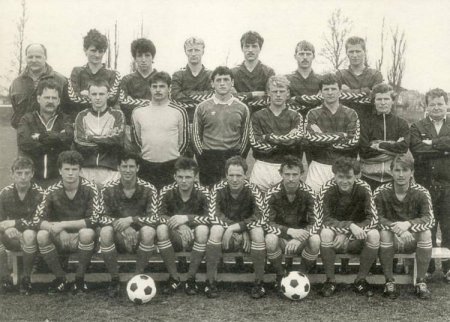 Sezon 1989/90 Stoją od lewej: J. Śnioszek, T. Chudy, P. Kapuściński, D. Głowacki, T. Lenart, K. Jęcek, K. Szrejter; środkowy rząd: R. Krawczyk, A. Kowalski, D. Gawroński, Zb. Miller, W .Wasiak, M. Madejczyk, N. Kordowiak, Zb. Chyra; dolny rząd: W. Marszałek, R. Chlebicz, J. Zaborowski, D. Rakoczy, T. Fiszer, Zb. Gawarzyński, S. Lewandowski, A. Schab 