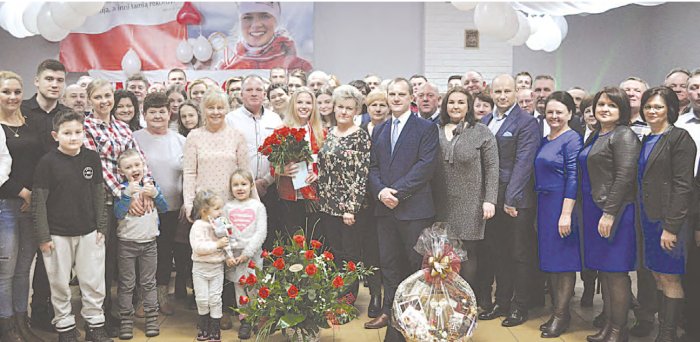 Rodzinne zdjęcie mieszkańców Ciebłowic w trakcie powitania Karoliny Bosiek po jej powrocie z Korei Południowej