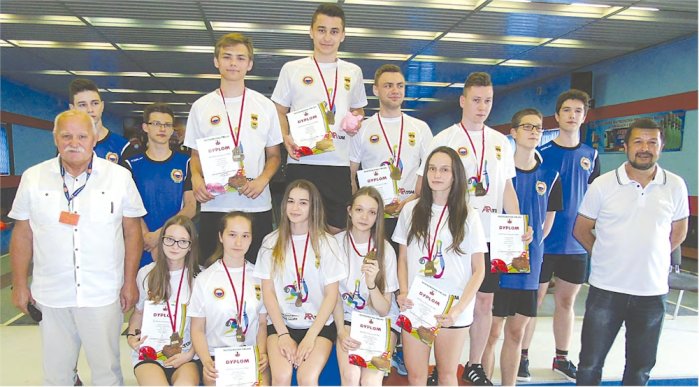 Juniorki i juniorzy Pilicy, którzy uczestniczyli w drużynowych mistrzostwach Polski