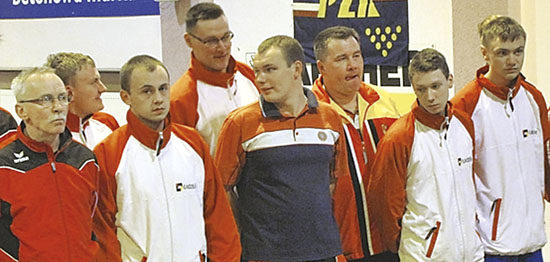 Kręglarska ekipa Pilicy podczas dekoracji po finale w Tarnowie Podgórnym.