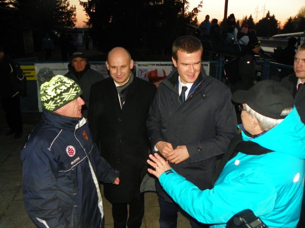 Minister Sportu w rozmowie z Prezydentem Marcinem WITKO , Prezesem PZŁS
Kazimierzem Kowalczykiem i pierwszym trenerem Zbigniewa Bródki -
Mieczysławem Szymajdą